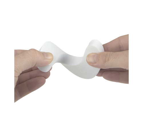 Persoană îndoind un opritor de ușă flexibil