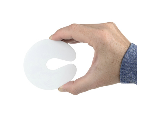 Mână ținând opritor de ușă din plastic