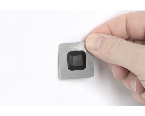 Șablon pătrat cu decupaj în mână