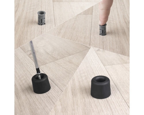 Montarea unui opritor de ușă negru cu diblu pe o podea din lemn.