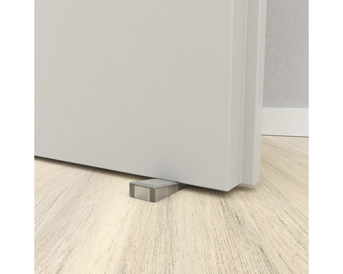 Opritor de ușă sub o ușă pe o podea de lemn