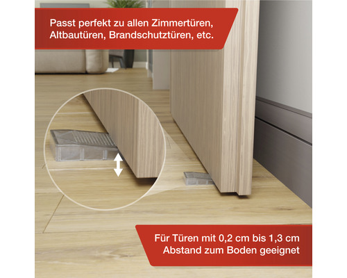 Oprirea ușii sub o ușă de lemn pe o podea de lemn