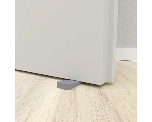 Oprirea ușii din cauciuc gri în fața unei uși