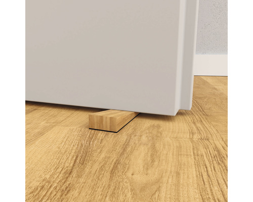 Opriitor de ușă din lemn sub o ușă pe podea de lemn