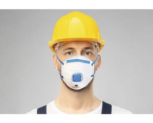 Artizan cu mască de protecție respiratorie și cască de protecție