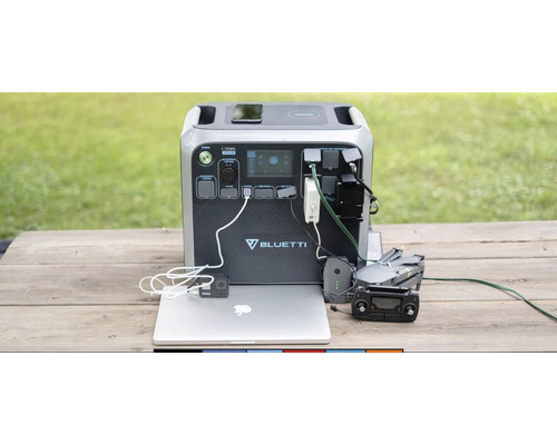 Stație de alimentare Bluetti cu mai multe dispozitive electronice