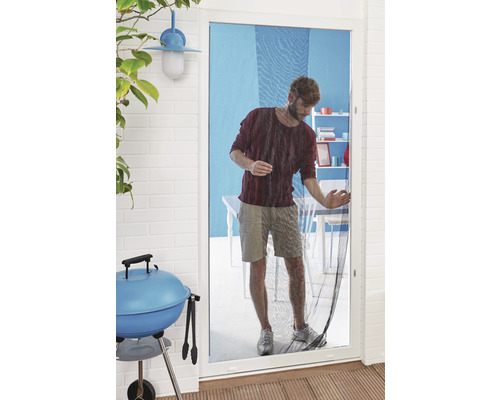 Un bărbat trece printr-o ușă cu plasă de protecție împotriva insectelor.