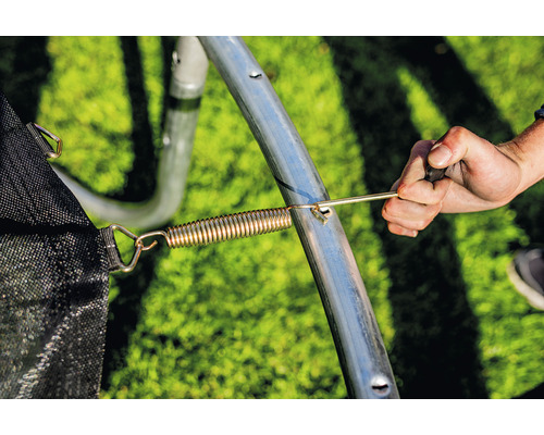 Arcul de la trambulină este fixat cu o unealtă