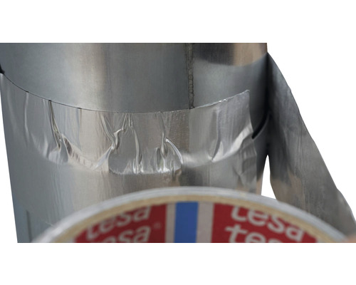 Bandă de aluminiu folosită pentru etanșarea unei țevi