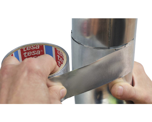 Bandă adezivă din aluminiu de la Tesa înfășurată în jurul unei țevi metalice