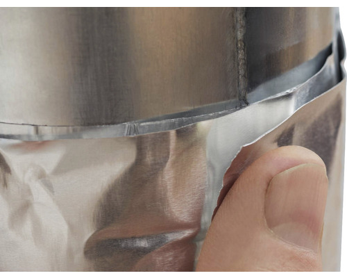 Prim-plan cu tub de aluminiu cu izolație și mână