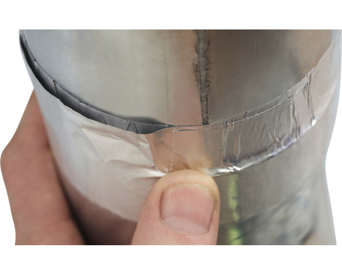 Prim-plan cu o țeavă flexibilă din aluminiu etanșată cu bandă de aluminiu.