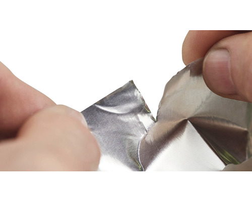 Mâini rupând folie de aluminiu