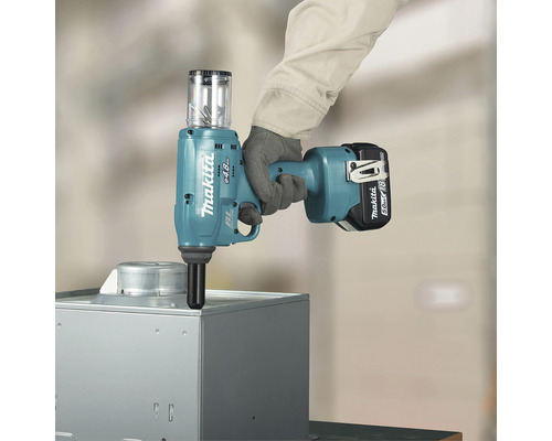 Clește de nituit cu acumulator Makita care lucrează pe o carcasă metalică