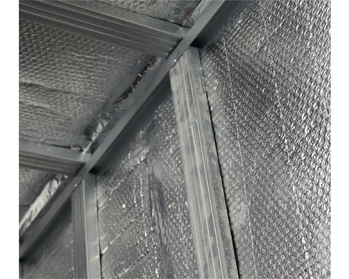 Prim-plan cu izolație de perete cu structură metalică