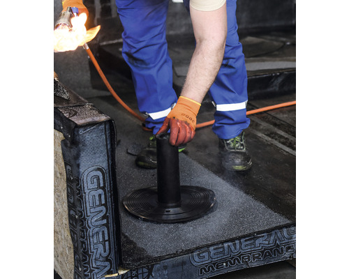 Persoană care montează membrana de acoperiș cu arzător și element de fixare