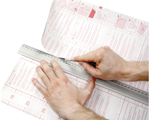 Tăierea foliei autoadezive cu cuțitul și rigla