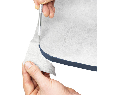 Tăierea foliei de bandă de etanșare cu un cuțit