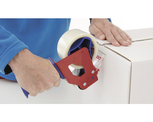 Închiderea unei cutii de carton cu un dispenser manual de bandă adezivă