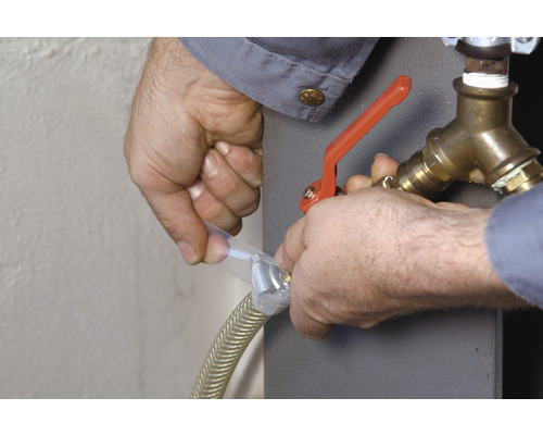 Instalarea unui robinet cu un furtun flexibil