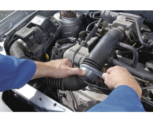 Repararea unui furtun de aer în compartimentul motor cu bandă adezivă.