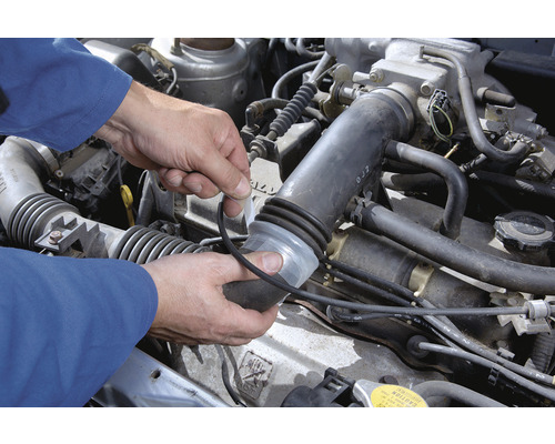 Compartiment motor cu mâini care fixează un furtun