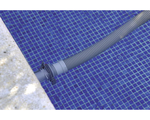 Furtun de aspirator de piscină gri în apă