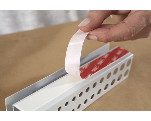 Aplicarea benzii adezive dublu adezive pe un profil de montaj