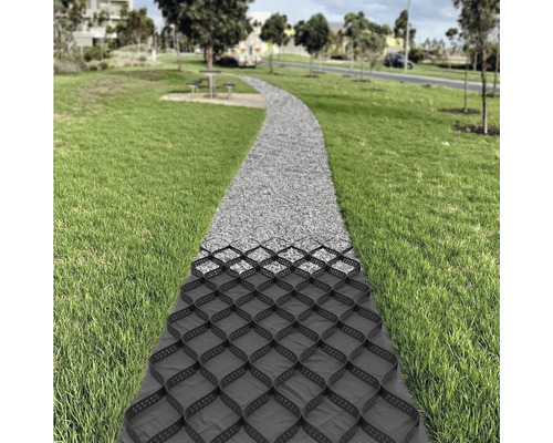 Scenă cu o potecă umplută cu pietriș, întărită cu dale de gazon, într-o grădină