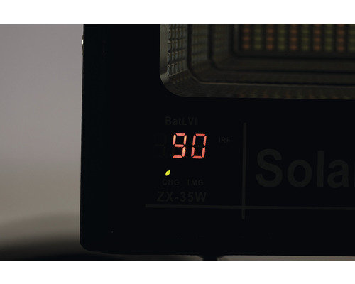 Prim-plan cu o lampă solară cu indicator de nivel al bateriei