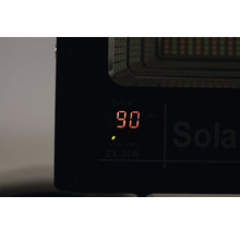 Prim-plan cu afișajul unei lămpi solare, cu afișaj numeric de 90 și indicator de încărcare