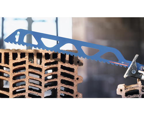 Pânză de ferăstrău vertical albastră Bosch tăind o cărămidă