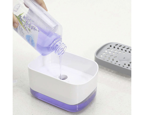 Săpunul este turnat într-un dozator de săpun.