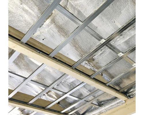 Structură de tavan cu material izolant și cadru metalic