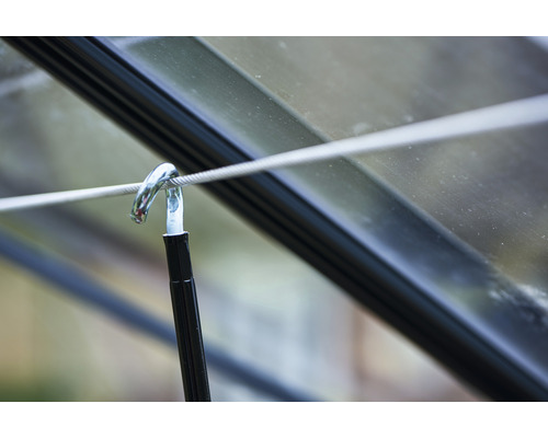 Vizualizare detaliată a unui cablu cu cârlig pe o seră