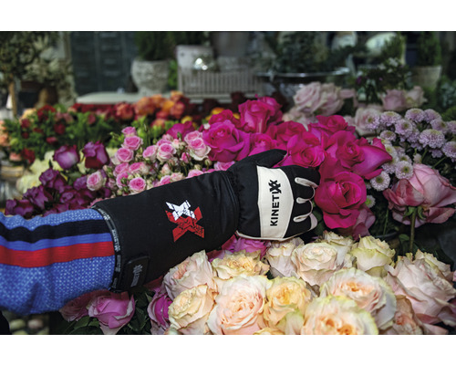 Mănușă de grădinărit KinetiXx în fața trandafirilor