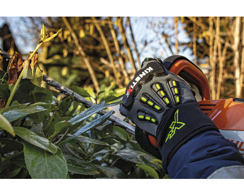 Mănuși de lucru KinetiXx la tăierea gardului viu
