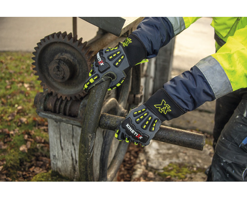 Mănuși de lucru KinetiXx care țin o bară metalică în fața unei roți dințate