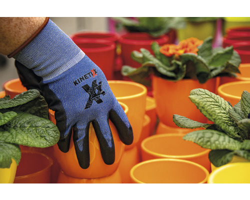 Logo KinetiXx pe mănușă de lucru în fața ghivecelor de flori