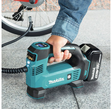 Pompă de aer fără fir Makita pentru umflarea unei anvelope de bicicletă