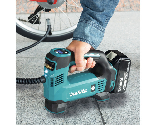 Pompă de aer fără fir Makita pentru umflarea unei anvelope de bicicletă