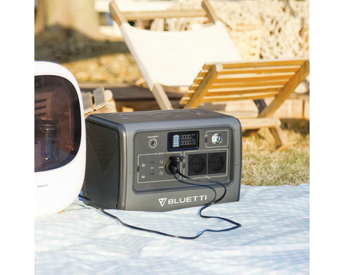 Centrală electrică Bluetti cu cablu de încărcare în exterior