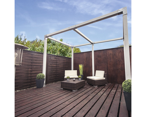 Scenă de grădină cu pergolă, grup de relaxare și podea din lemn