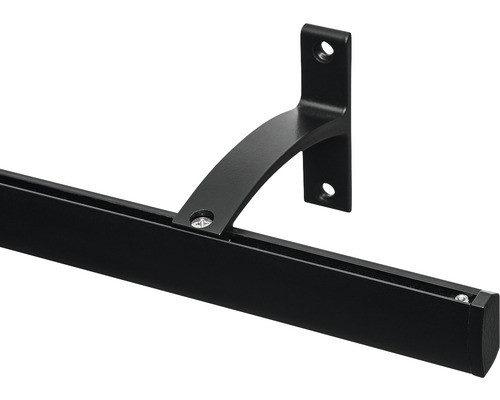 Prim-plan cu o bară de perdea neagră cu suport pentru montare pe perete