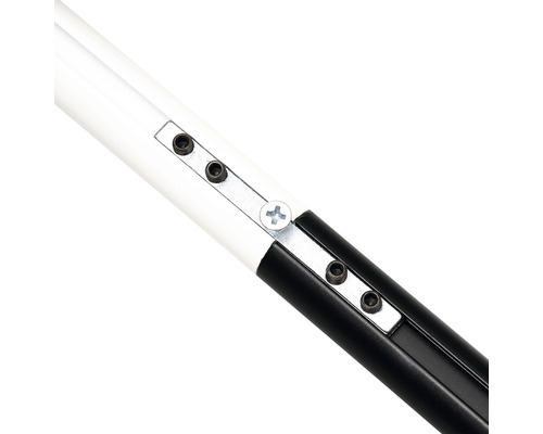 Prim-plan cu un punct de joncțiune a două bare cu șuruburi.