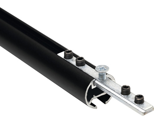 Prim-plan cu o tijă de perdea cu fixare prin șuruburi