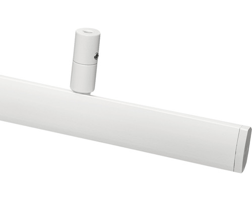 Prim-plan cu o bară de perdea albă cu suport.