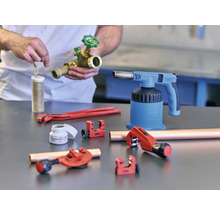 Unelte pentru lipirea țevilor de cupru, inclusiv tăietor de țevi, sârmă de lipit, flux de lipire și lampă de lipit