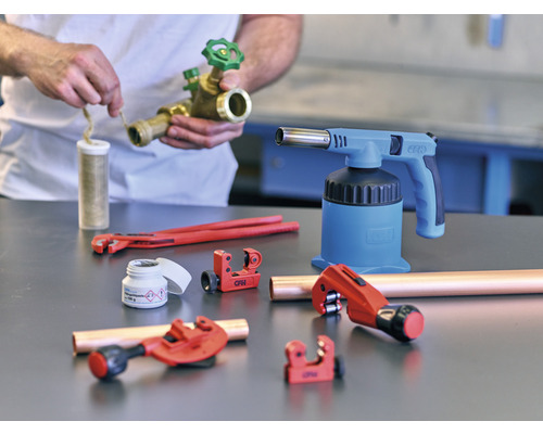 Unelte pentru lipirea țevilor de cupru, inclusiv tăietor de țevi, sârmă de lipit, flux de lipire și lampă de lipit