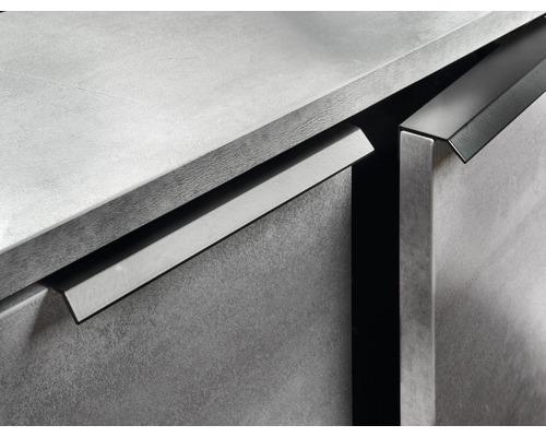 Imagine detaliată a unui front de bucătărie cu mânere tip bandă